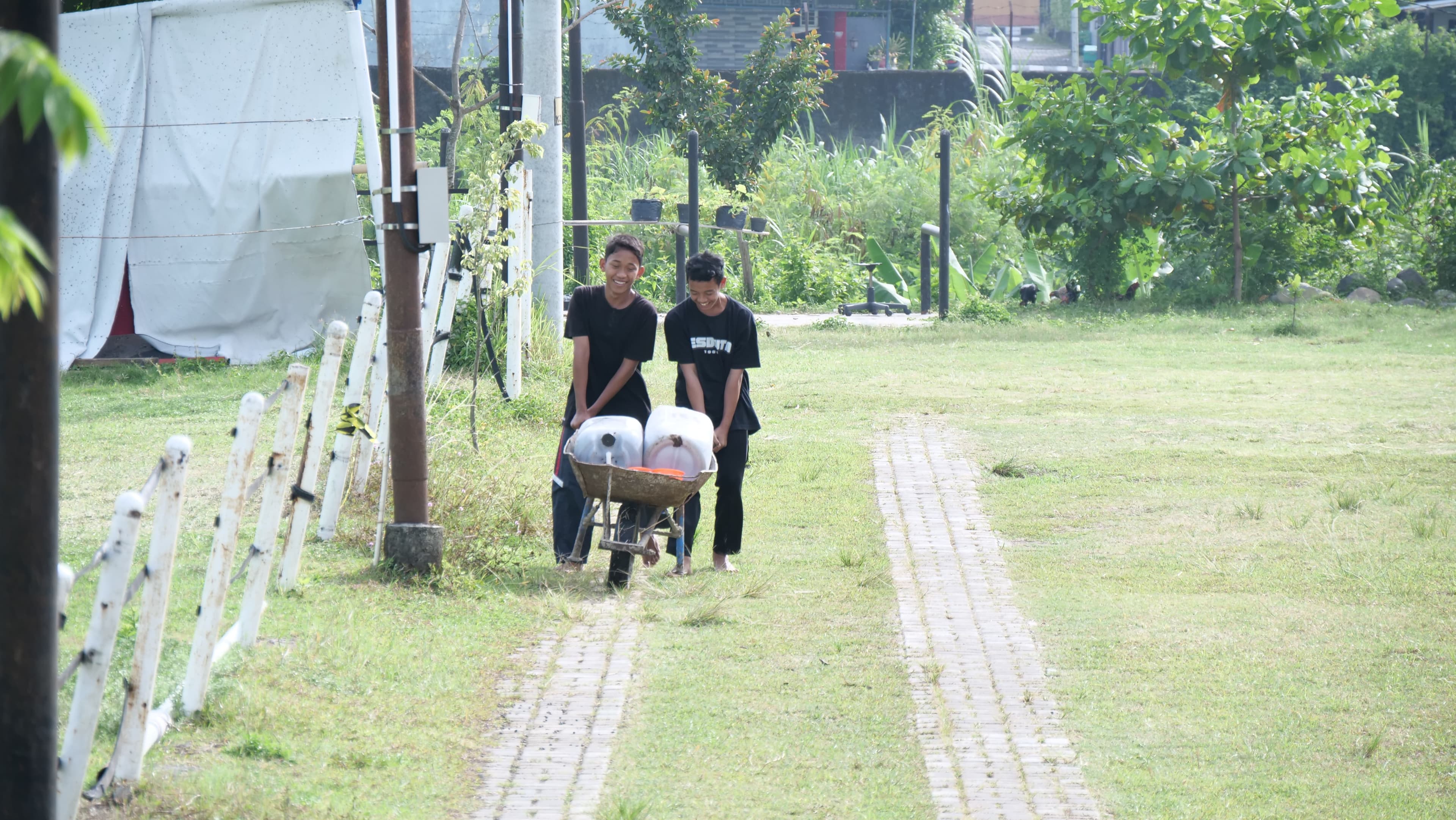 Kegiatan berkebun santri Pesantren Gratis Klaten