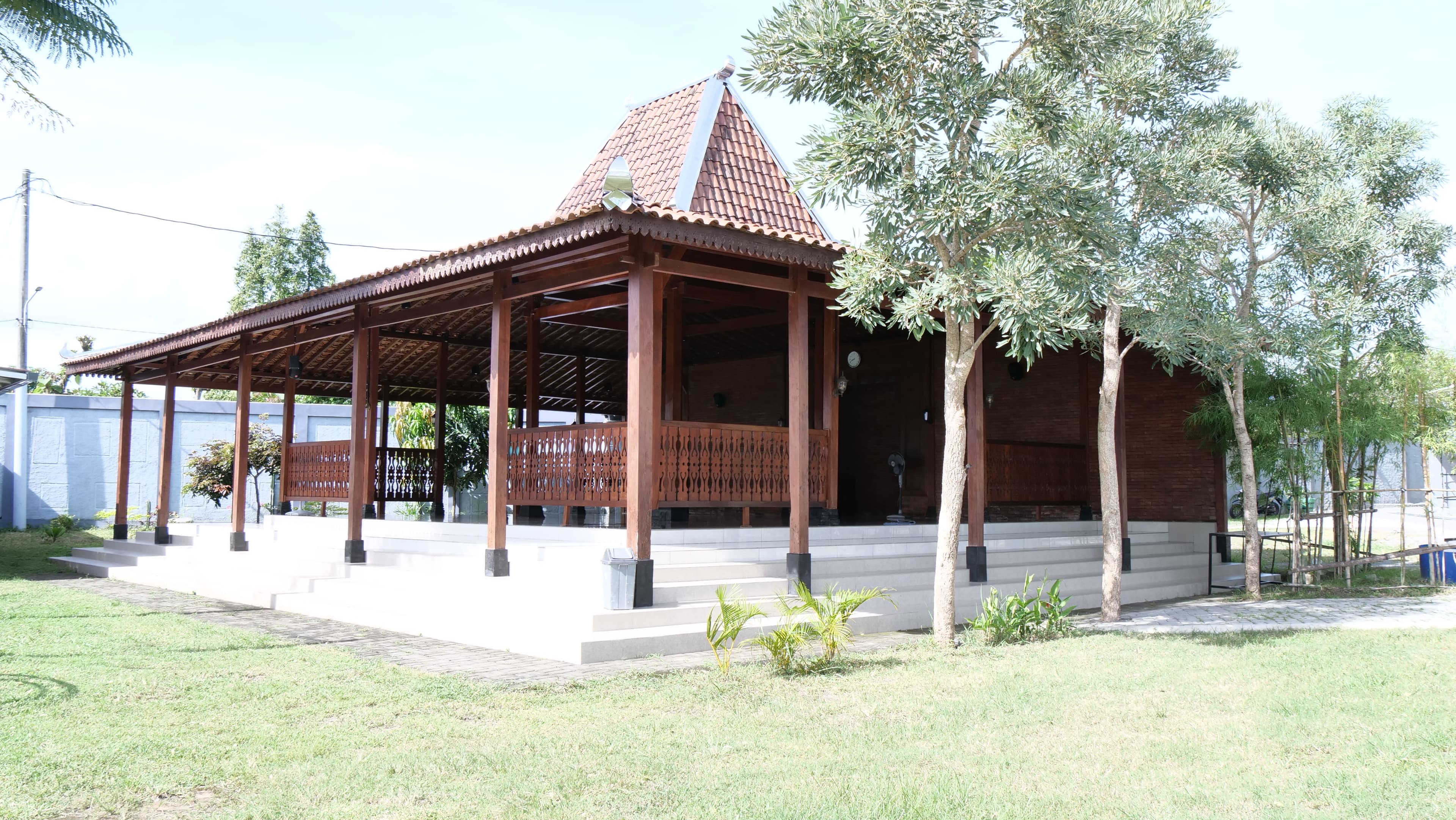 Gazebo dan area istirahat santri Pesantren Gratis Klaten