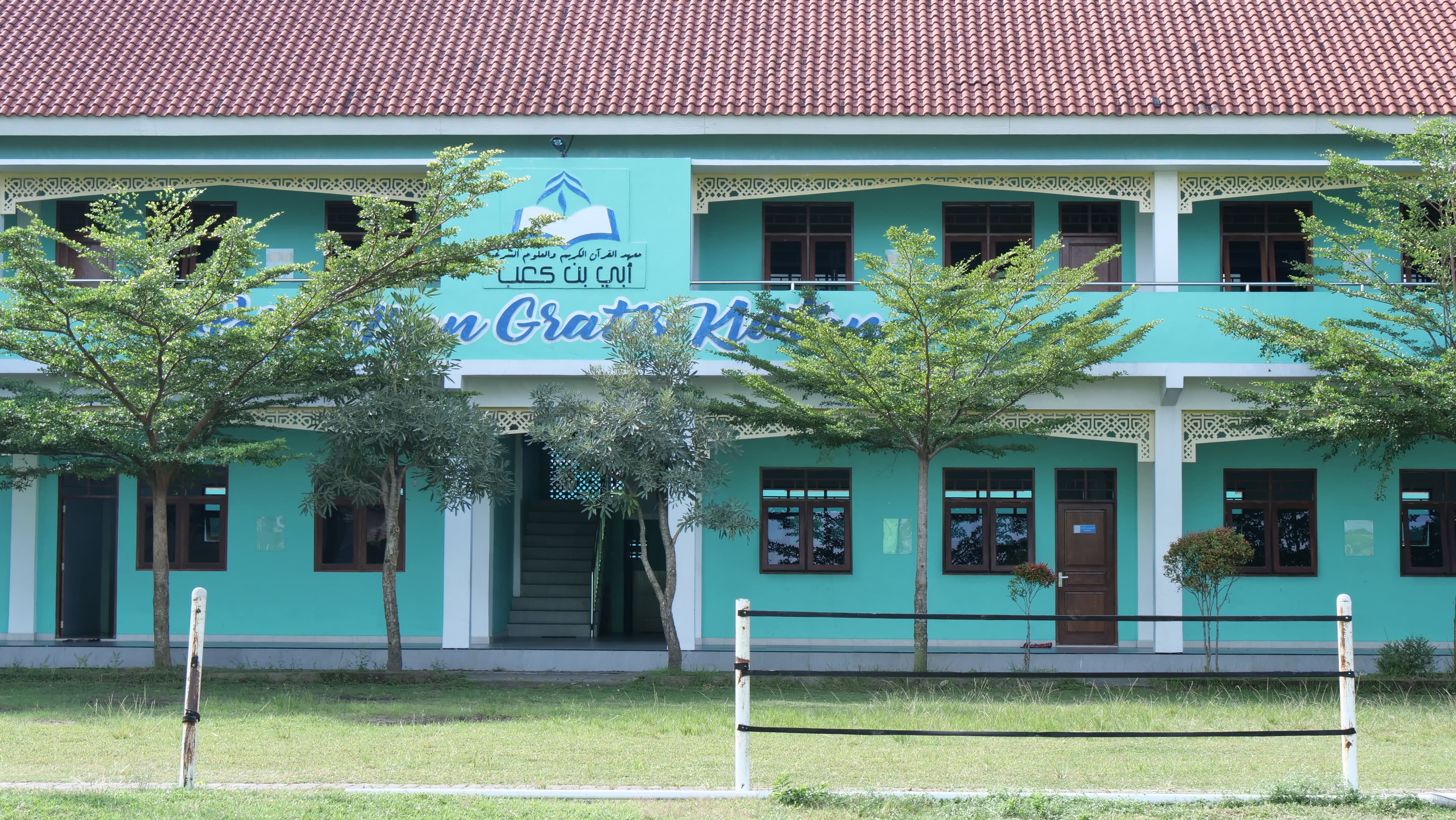 Tampak depan salah satu gedung utama di Pesantren Gratis Klaten
