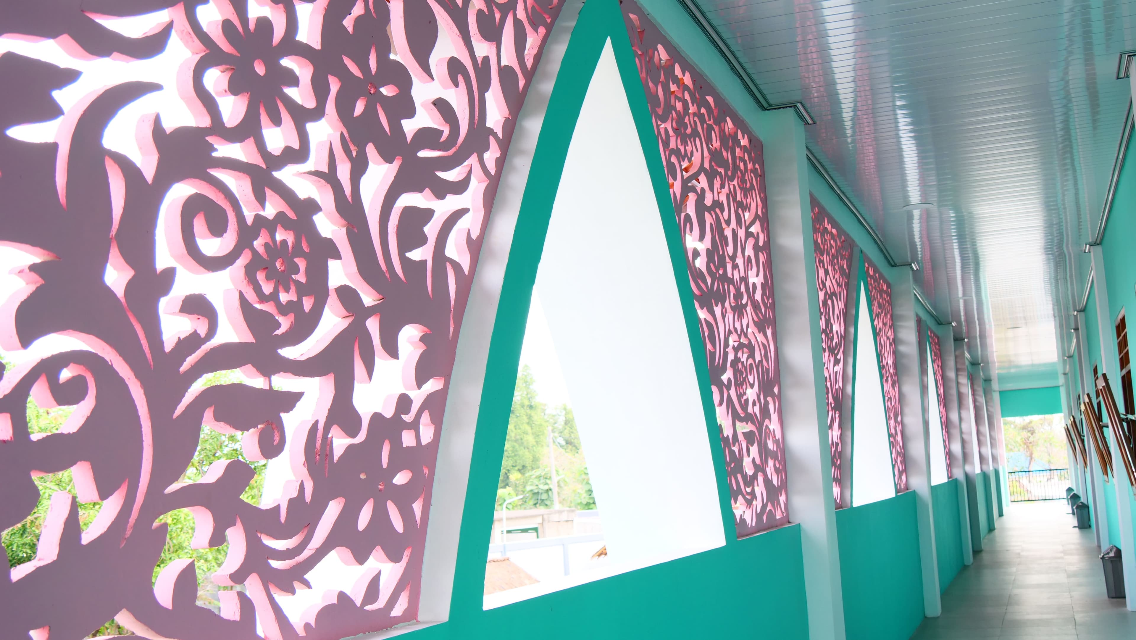 Lorong ruang kelas untuk kegiatan belajar mengajar di Pesantren Gratis Klaten