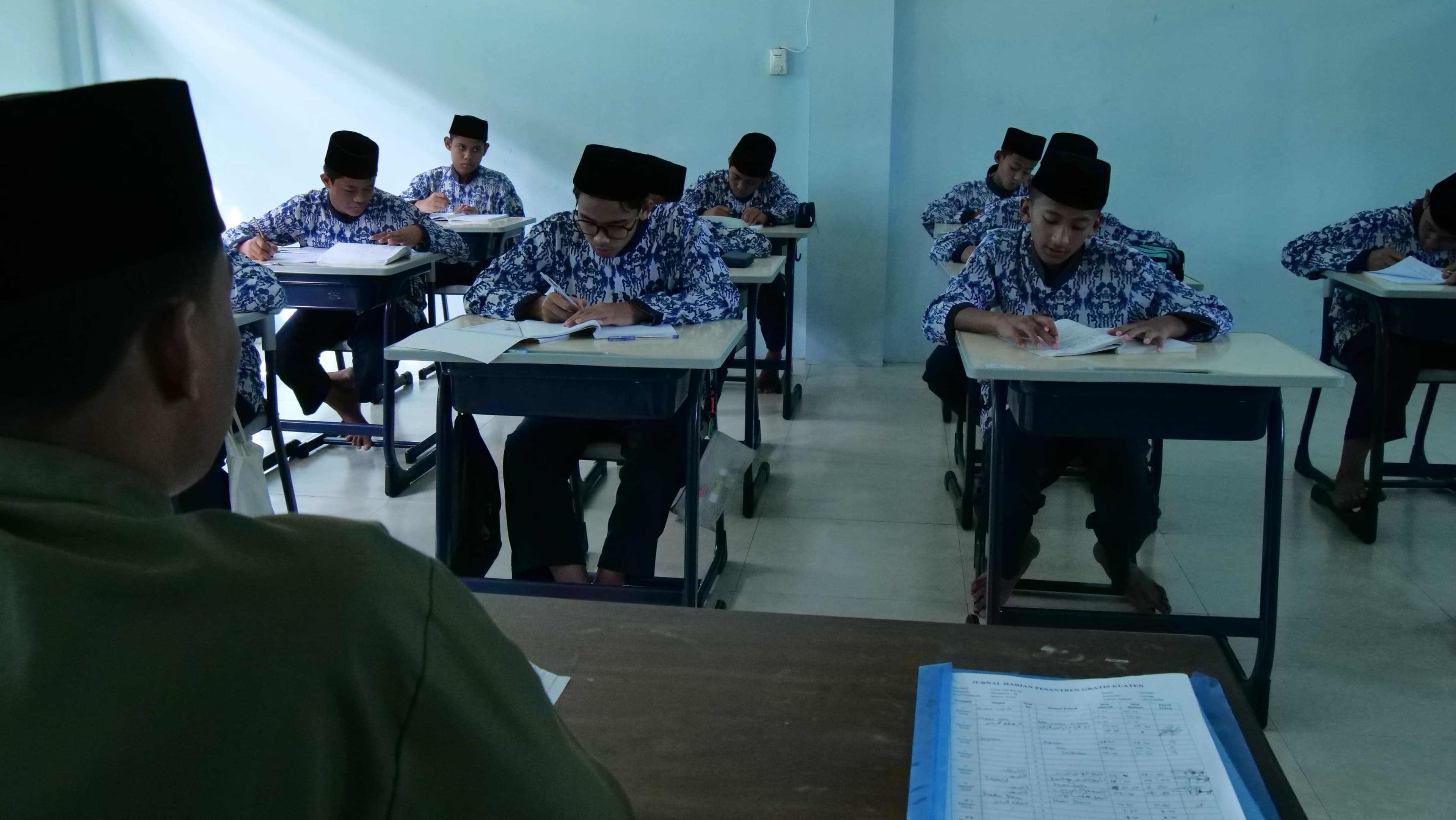 Halaqah belajar santri putra Pesantren Gratis Klaten