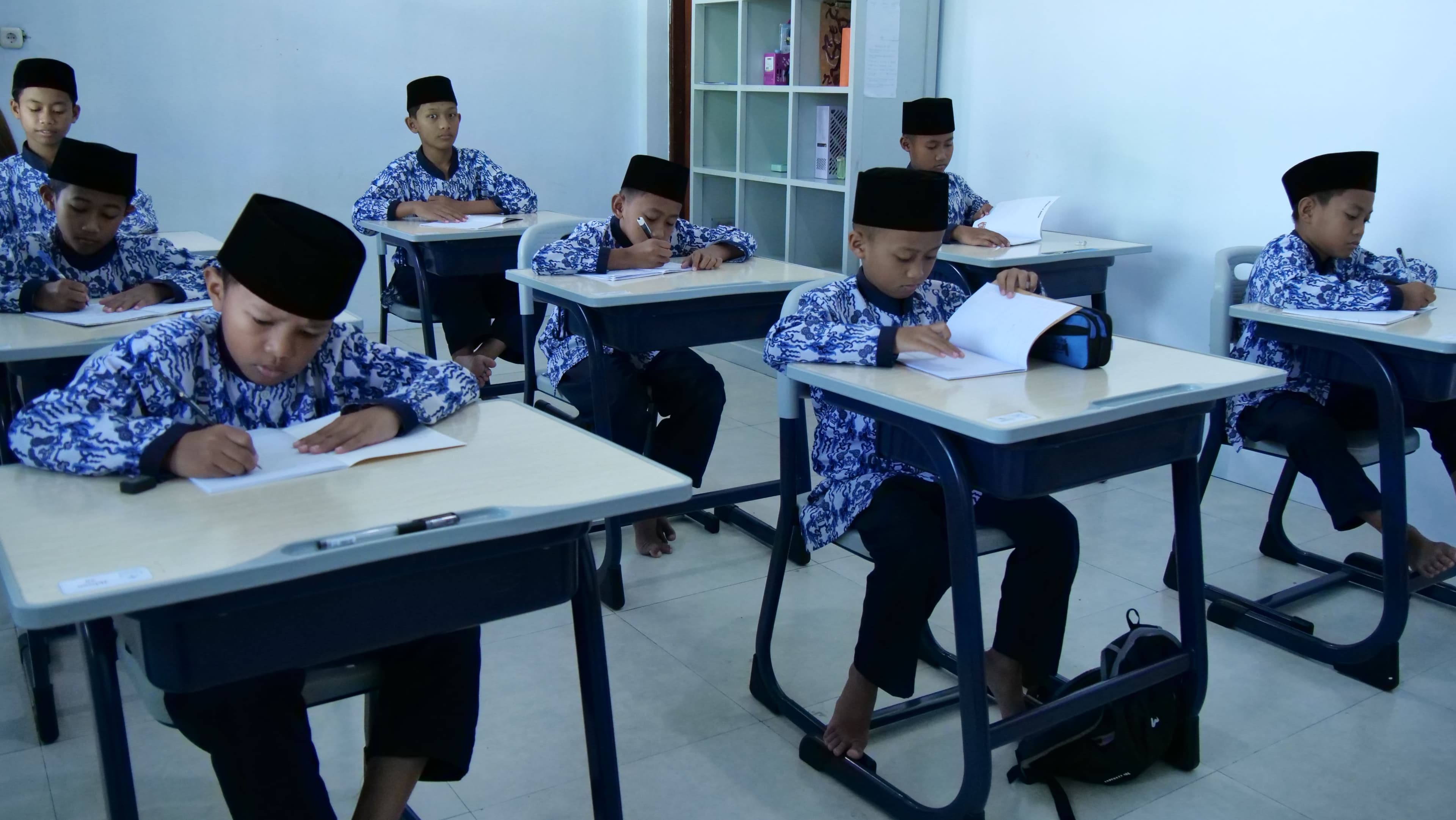 Santri putra belajar bersama Pesantren Gratis Klaten