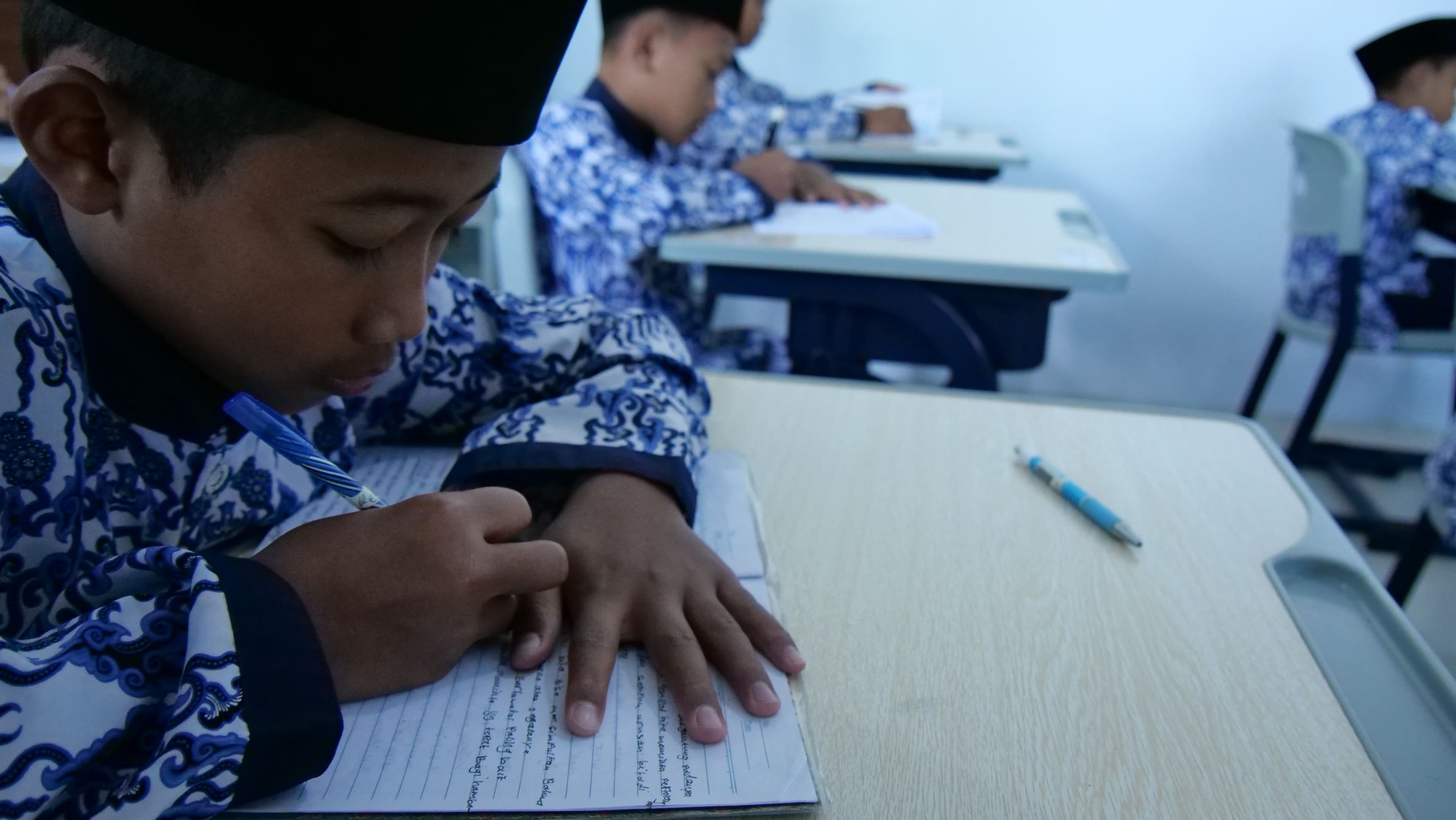 Diskusi dan belajar kelompok santri putra Pesantren Gratis Klaten