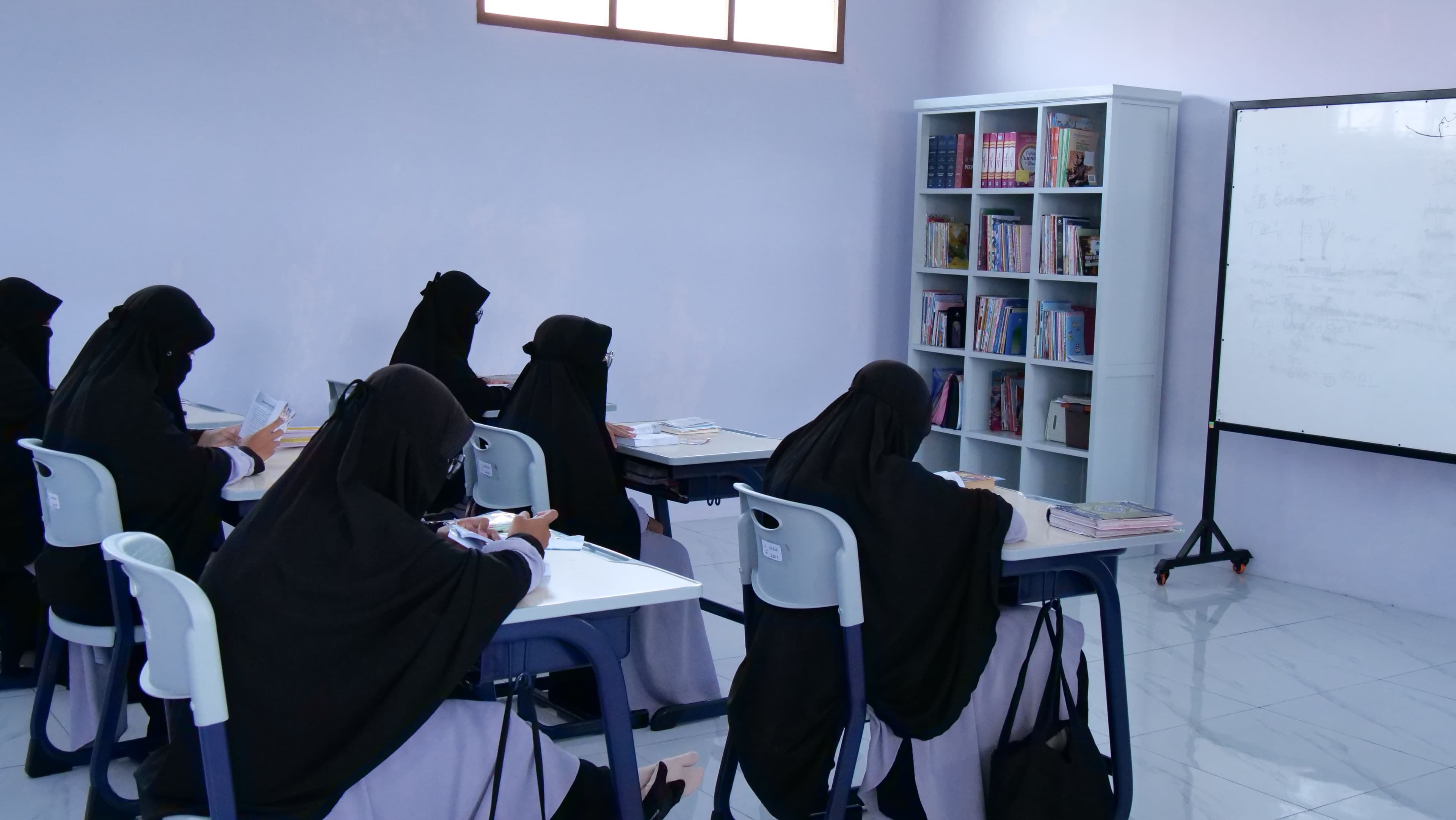 Kegiatan belajar santri putri Pesantren Gratis Klaten