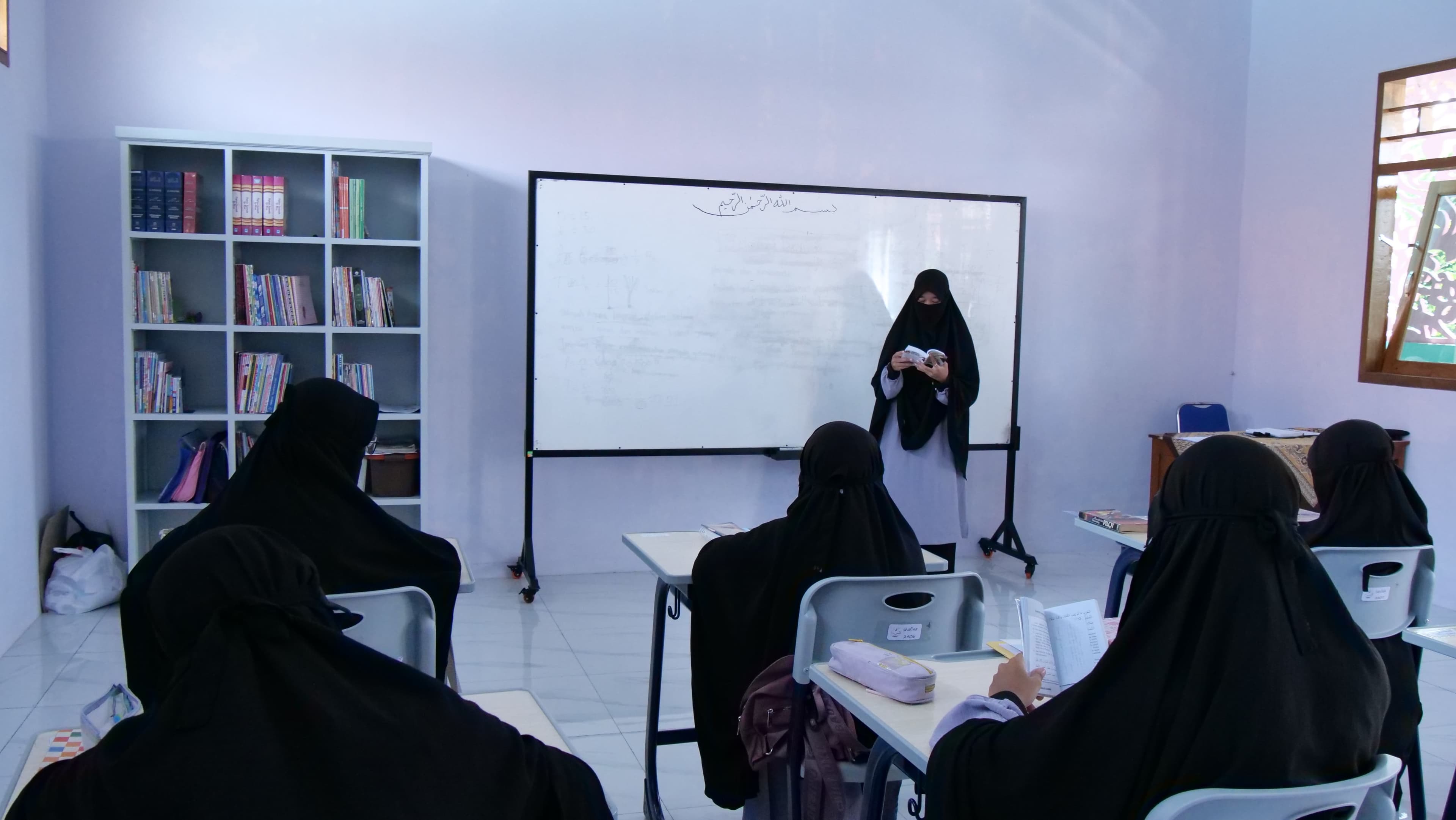 Halaqah santri putri Pesantren Gratis Klaten